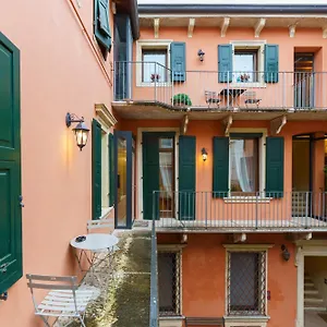 Domus - Elegante Residenza Satiro Apartment
